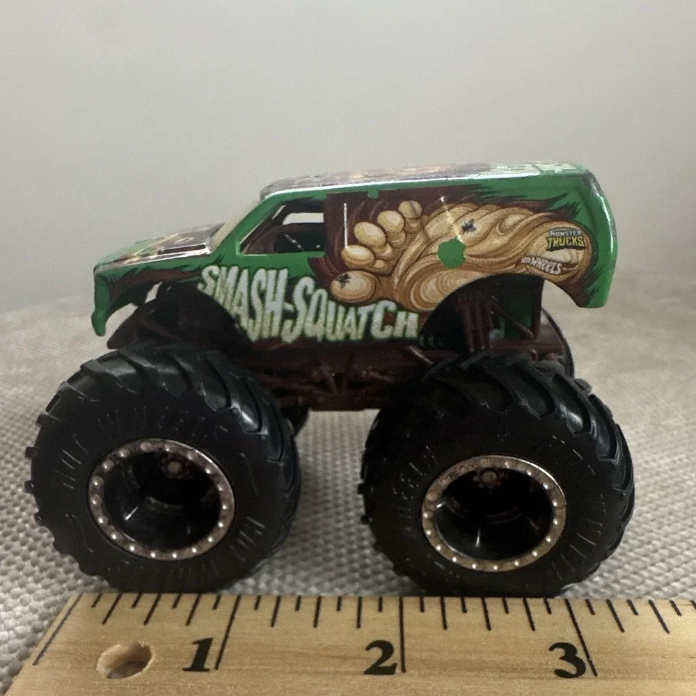 Hot Wheels Monster Jam Smash-Squatch Monster Truck 1:64 Diecast Green
